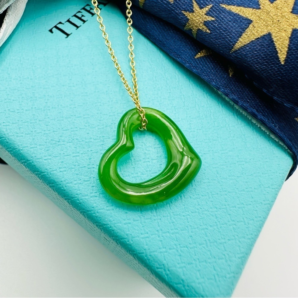 RARE Tiffany & Co 16 mm Green Jade 18K Yellow Gold Open Heart Necklace Packaging